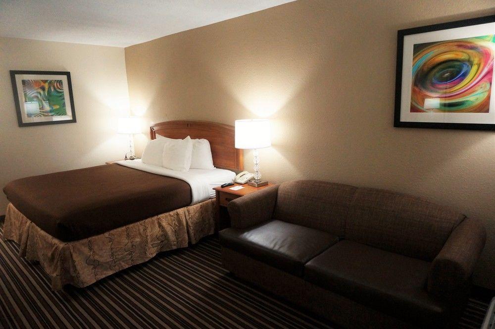 Motel Howard Johnson By Wyndham Near The Coliseum