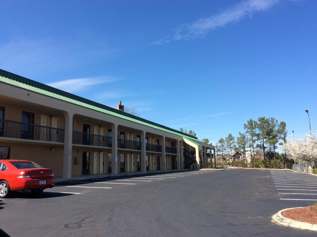 Motel Howard Johnson By Wyndham Near The Coliseum Greensboro